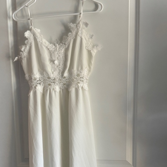 Elegant White Lace Dress - Picture 2 of 12